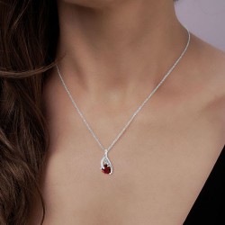 Collier en Or Blanc 375/1000 Rubis taille Coeur et Diamants porté