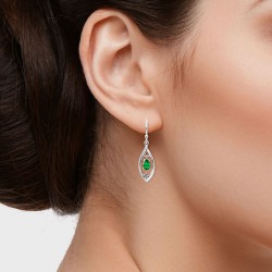 Boucles d'Oreilles en Or Blanc 375/1000 Émeraudes et Diamants portées