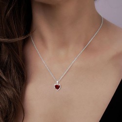 Collier Coeur en Or Blanc 375/1000 et Rubis porté