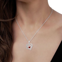 Collier en Or Blanc 375/1000 Rubis taille Coeur porté