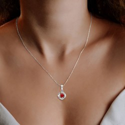 Collier Or Blanc 375/1000 Rubis taille trillion porté