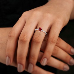 Bague Solitaire Or Blanc 375/1000 Rubis taille Coeur et Diamants portée